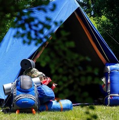 Zones d'acampada controlada al bosc per a infants, joves, adults o famílies.