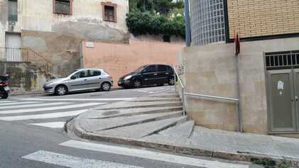 Millora accessibilitat esglaons carrer Montevideo/Salvat Papasseit